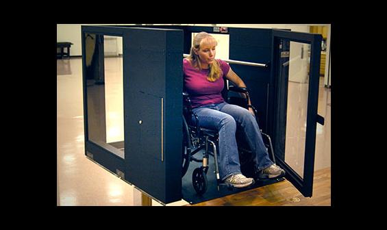 残疾妇女使用阿森松门生垂直轮椅升降机