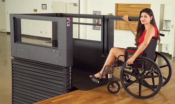 妇女使用阿森松Virtuoso垂直轮椅升降机